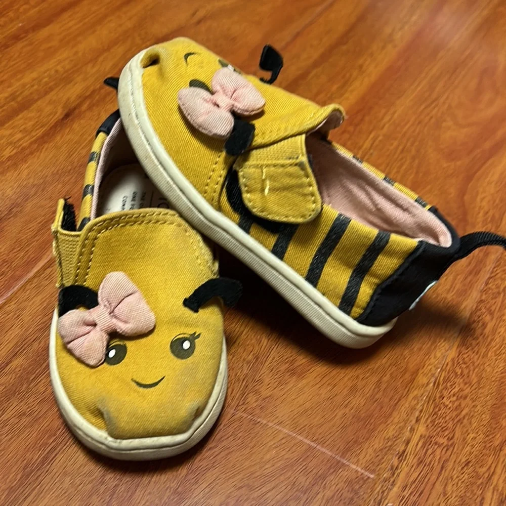 Toms Bee Themed Girls Size 5 Shoes. - Picture 2 of 4